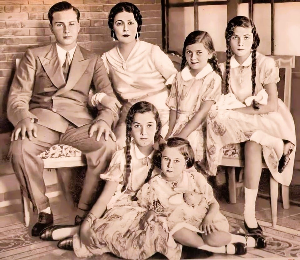 Король Египта Фарук I c матерью, королевой Назли, и младшими сестрами, 1938 год