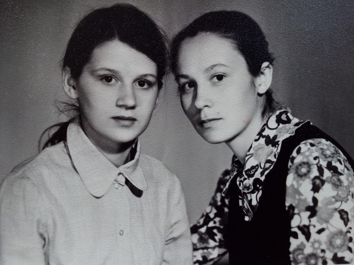 Вот это фото примерно 1975 года, но новогодние. Аня приезжала на сессию в библиотечный техникум свой.