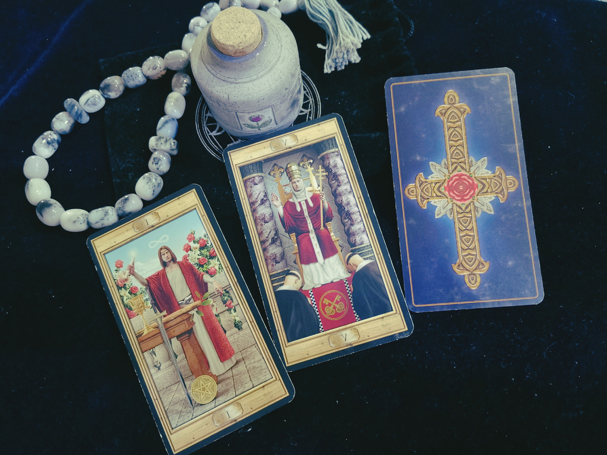 Карта под номером 2 "Иерофант" 