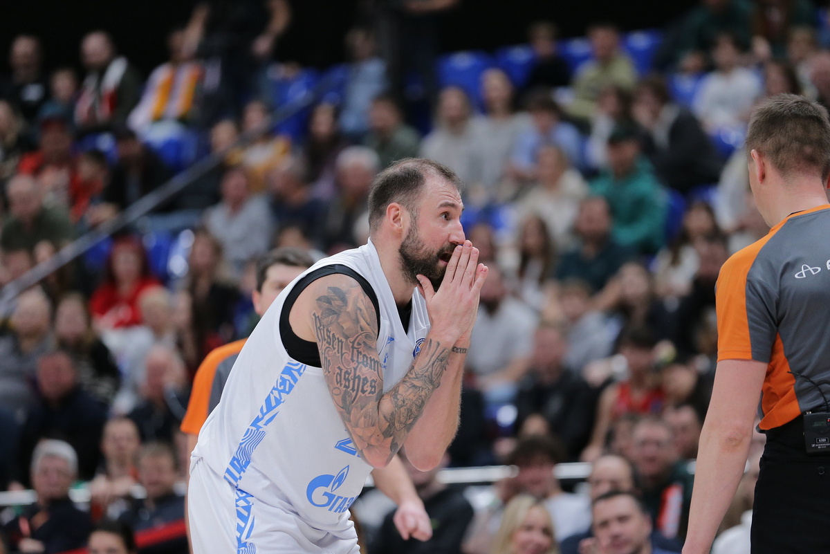 Сергей Карасев разговаривает с арбитрами