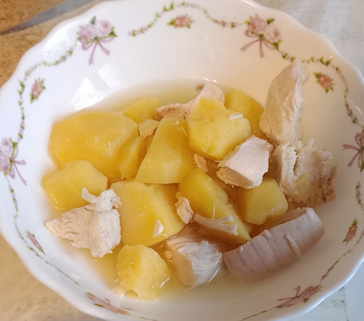 Картошка для Марка. Чтобы ему удобней было кушать в блендере прокрутила. И бульоном полила. 