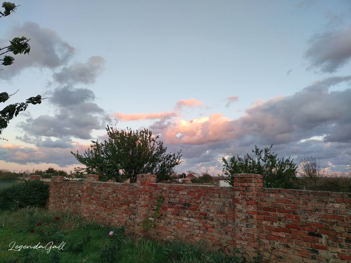 И даже на западе облака розовые
