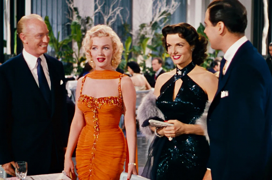 На этой фотографии примеры нарядов, которые идеально подходят женщинам. Успех в правильно подобранном цвете, ткани и форме декольте.