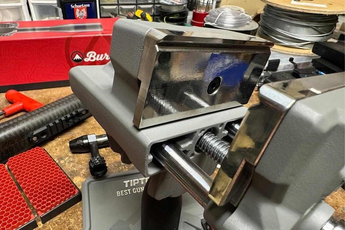 В комплекты для ухода за оружием входит направляющая ARCA, которая устанавливается на верхнюю часть рамы и обеспечивает прочное крепление для приклада.