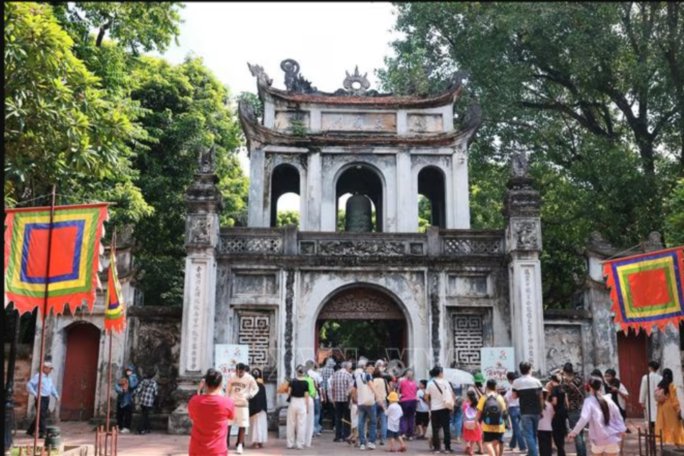 Вход в Храм литературы. Главные ворота Храма литературы состоят из трех проездов, на них выгравирована надпись ханскими иероглифами «Храм литературы». 