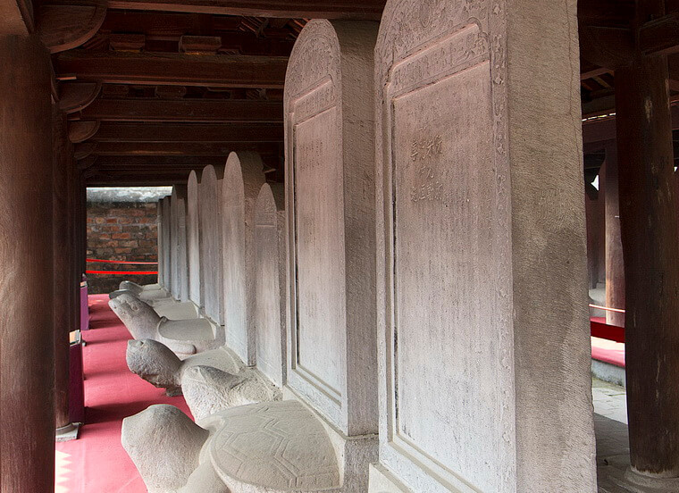 Докторские стелы в Храме литературы. В 1484 году император Ле Тхань Тонг издал Указ: воздвигнуть докторские стелы для тех, кто сдал докторский экзамен, начиная с 1442 года. В настоящее время сохраняется 82 стелы госэкзаменов с 1442 года по 1779 год. Это самые ценные артефакты памятника.