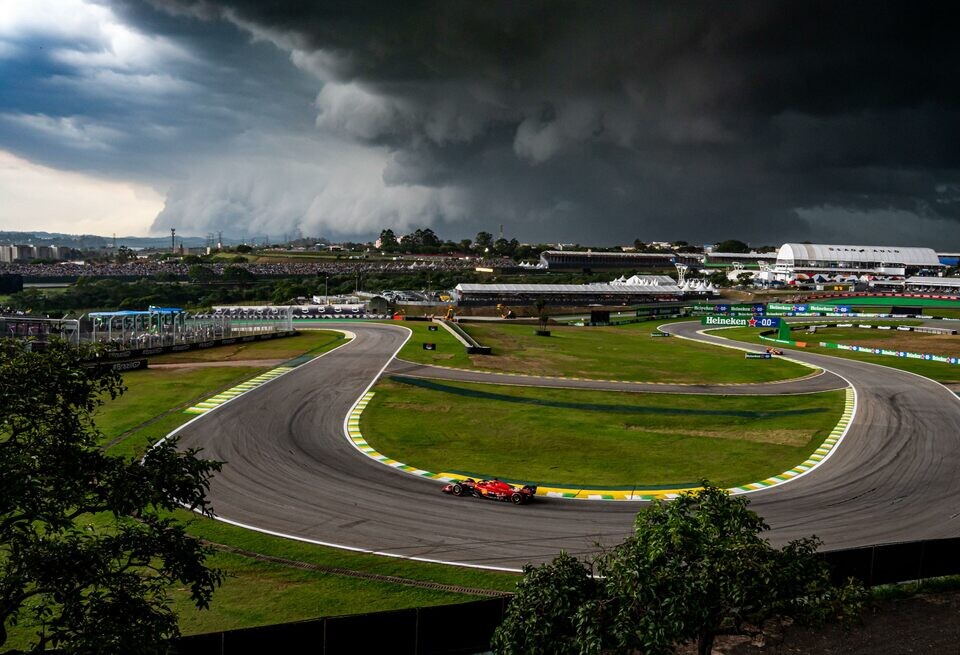    Трансляция гонки Формулы 1 в БразилииFerrari