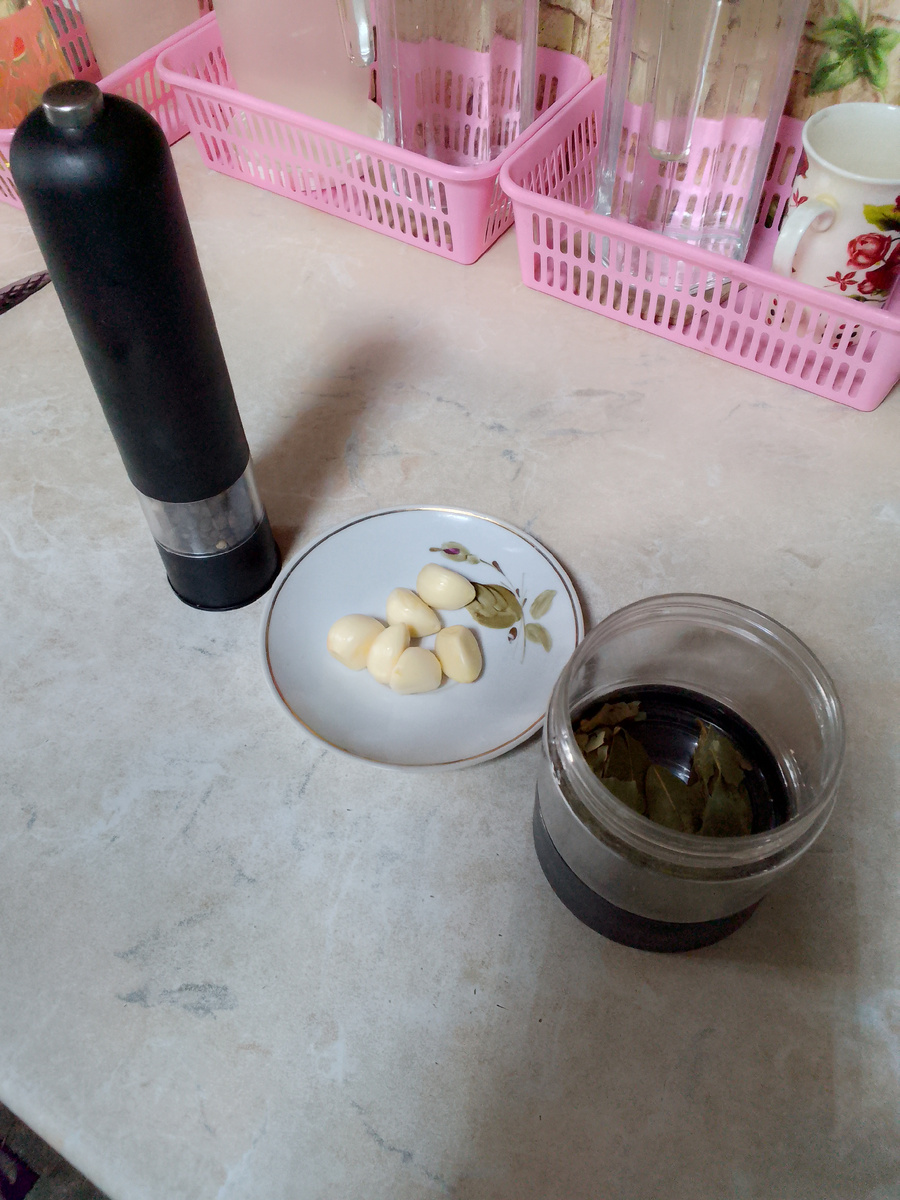 Одну головку чеснока чистим. Также понадобится лавровый лист🍃🍃🍃🍃 и чёрный молотый перец🌶🌶🌶🌶, соль. 