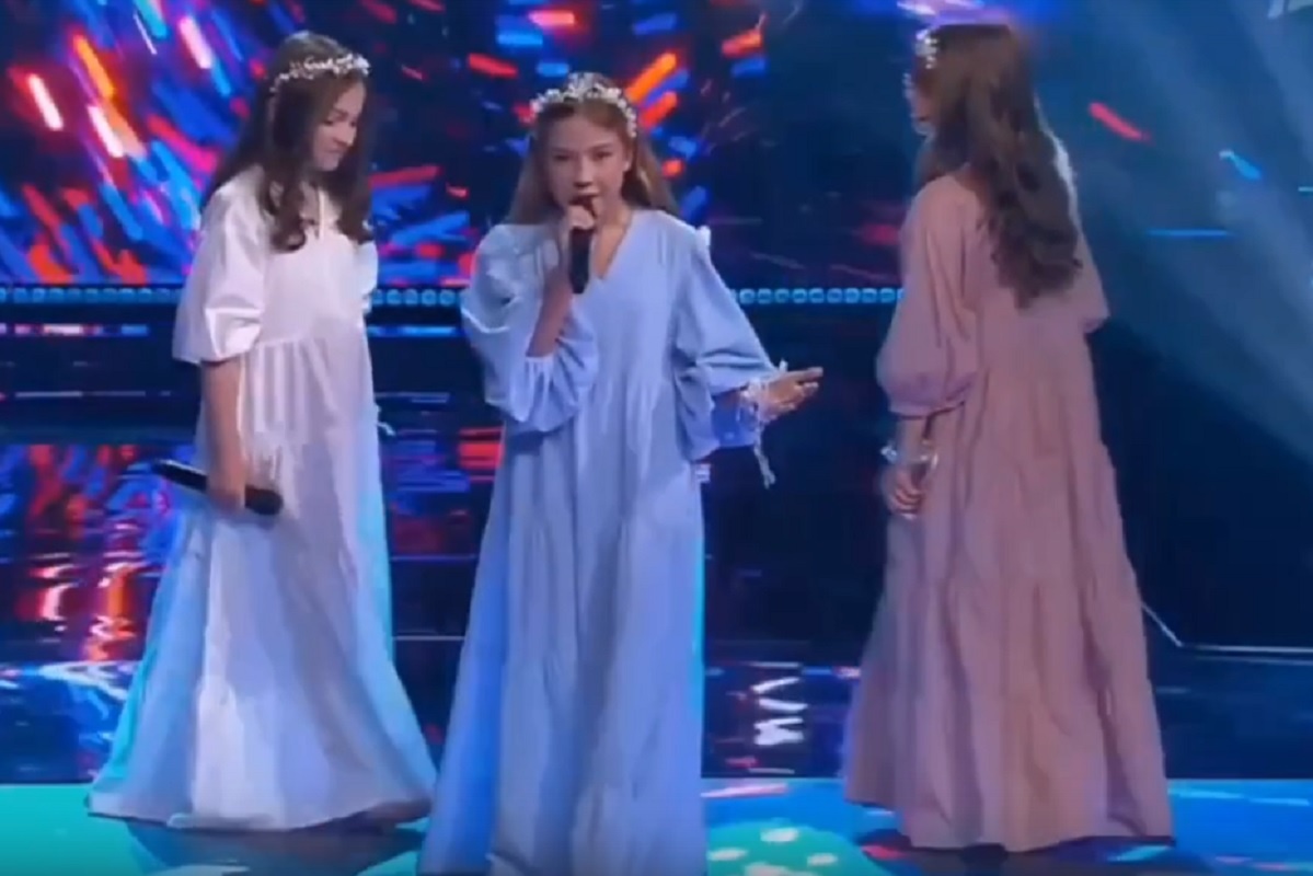    Эвелина вместе с соперницами исполнила песню «Ветер меняет направление»