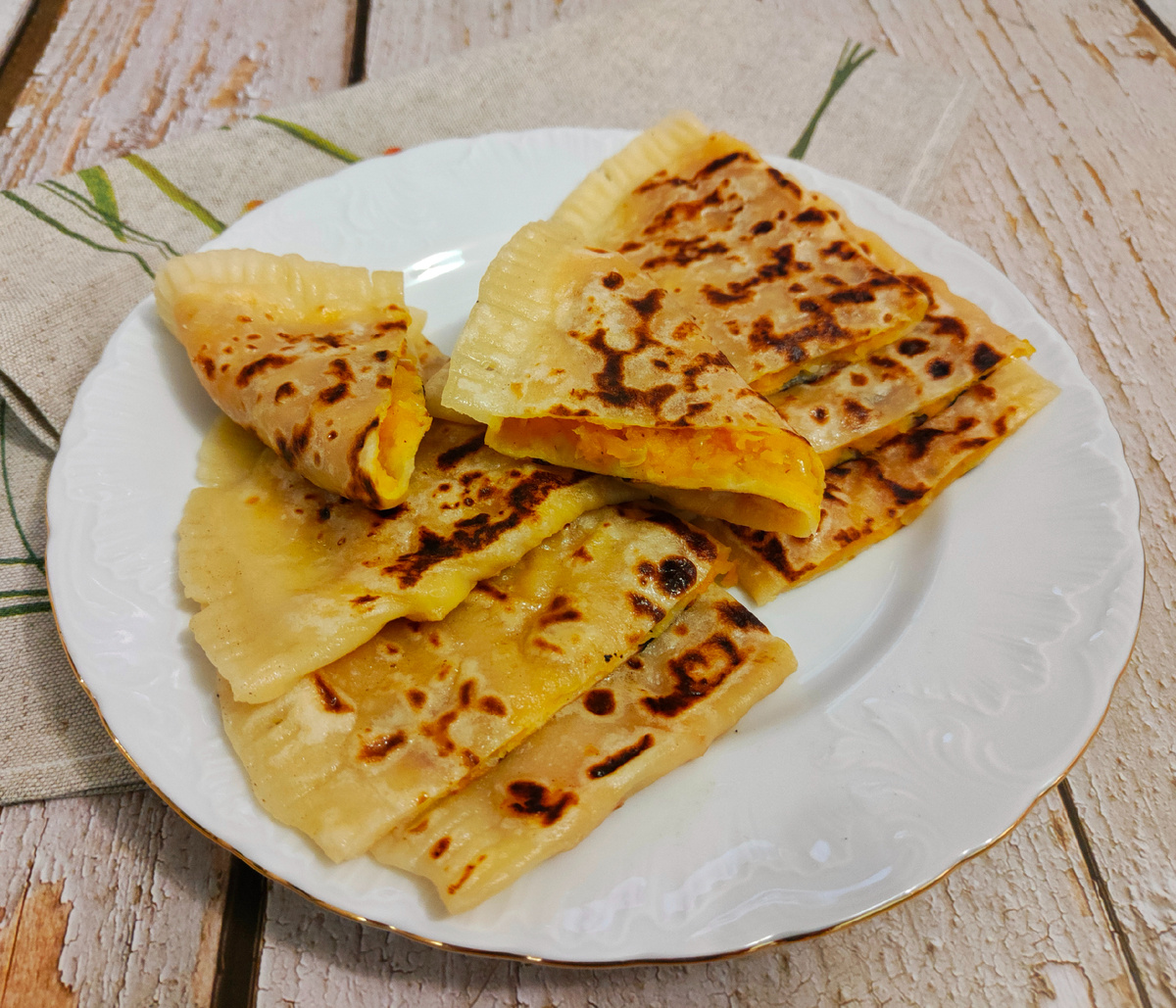 По форме хингалш напоминают чебуреки, но на вкус ничего общего. Тесто немного "резиновое", готовую лепёшку можно буквально скрутить в трубочку. С сочной сладковатой начинкой очень вкусно! 🤤