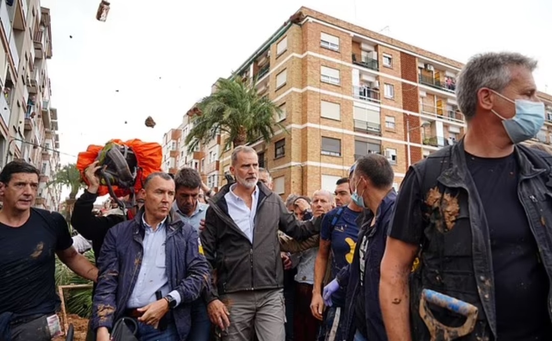 видно, что в воздухе и комки грязи и даже банки