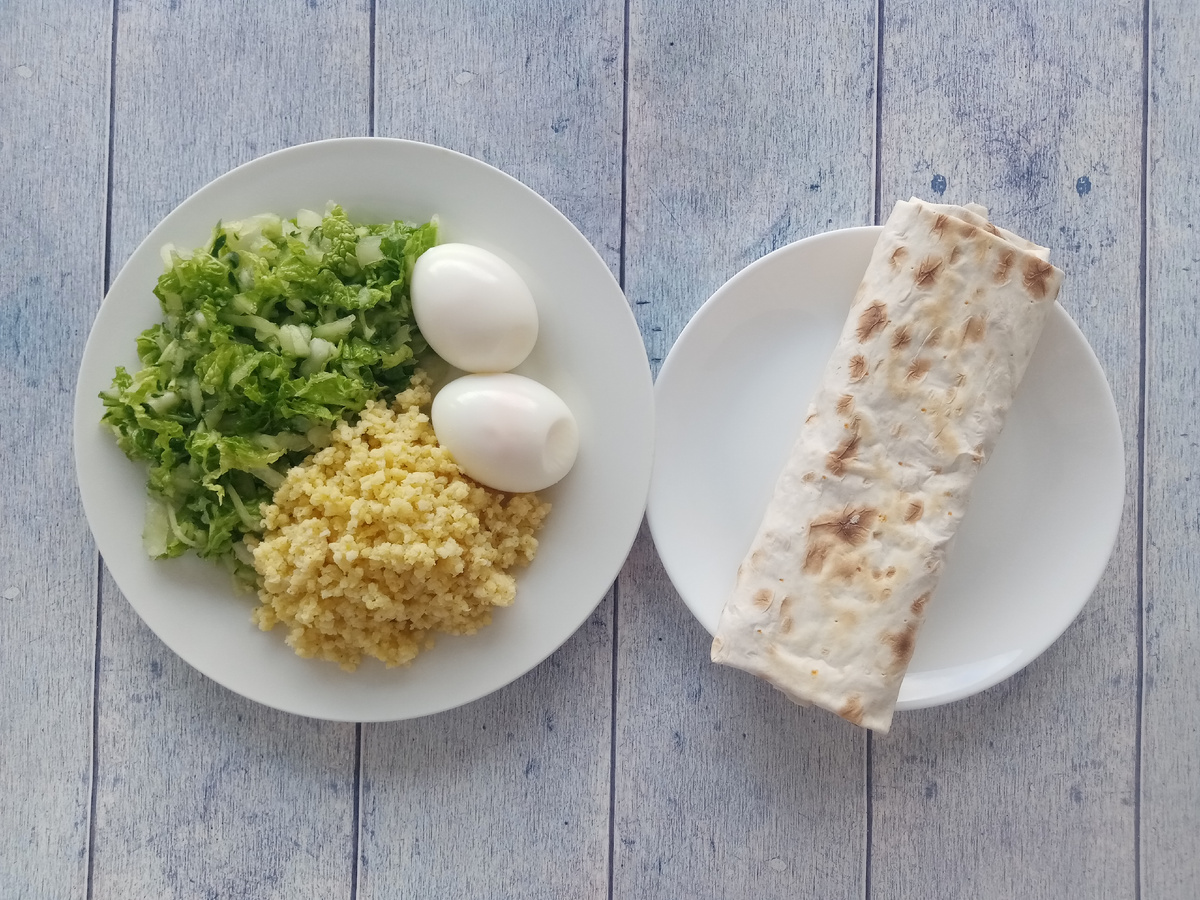 Завтрак. Пшено, яйца всмятку, салат и очередная шаурма. 