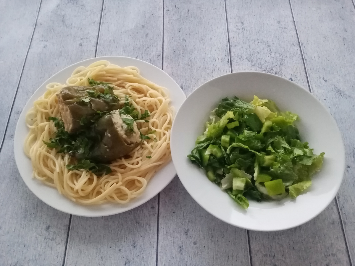 Обед. Спагетти, фаршированный перец и салат.