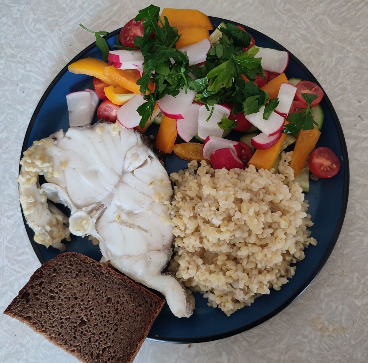 Вот так выглядит мое второе блюдо. Здесь белки - тушеная треска, сложные углеводы - булгур и ржаной хлеб, клетчатка - овощной салат.