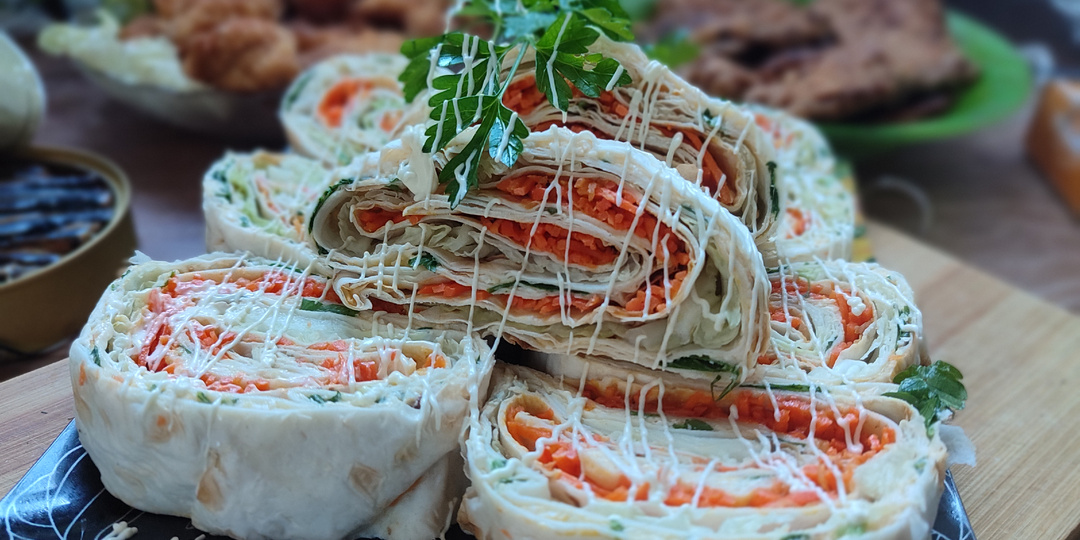 Рулет из лаваша с плавленным сыром и пекинской капустой