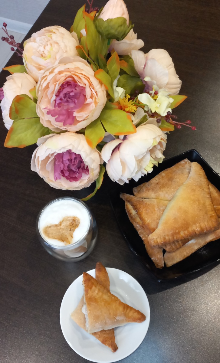 Пирожки из слоёного теста с начинкой из курицы.