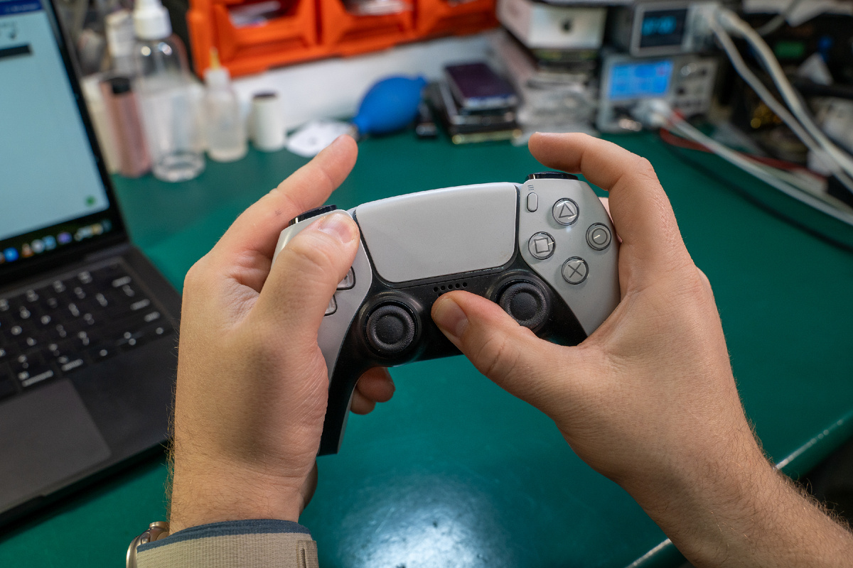 Подключаем к компьютеру зажав две кнопки Ps и 