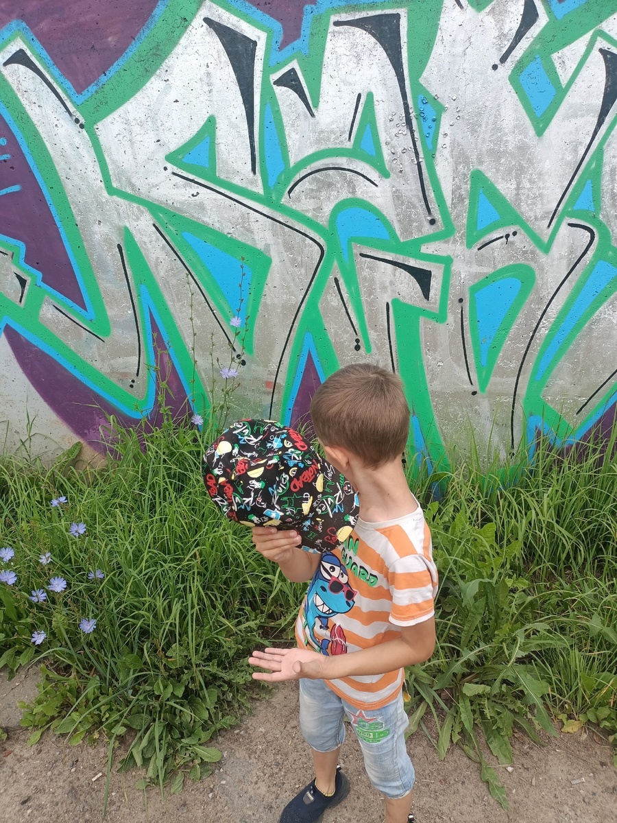 Сын очень не любит стричься, но соглашается на это, когда говоришь, что будет хвостик как у девочки. Очень не хочет быть похожим на девочку.