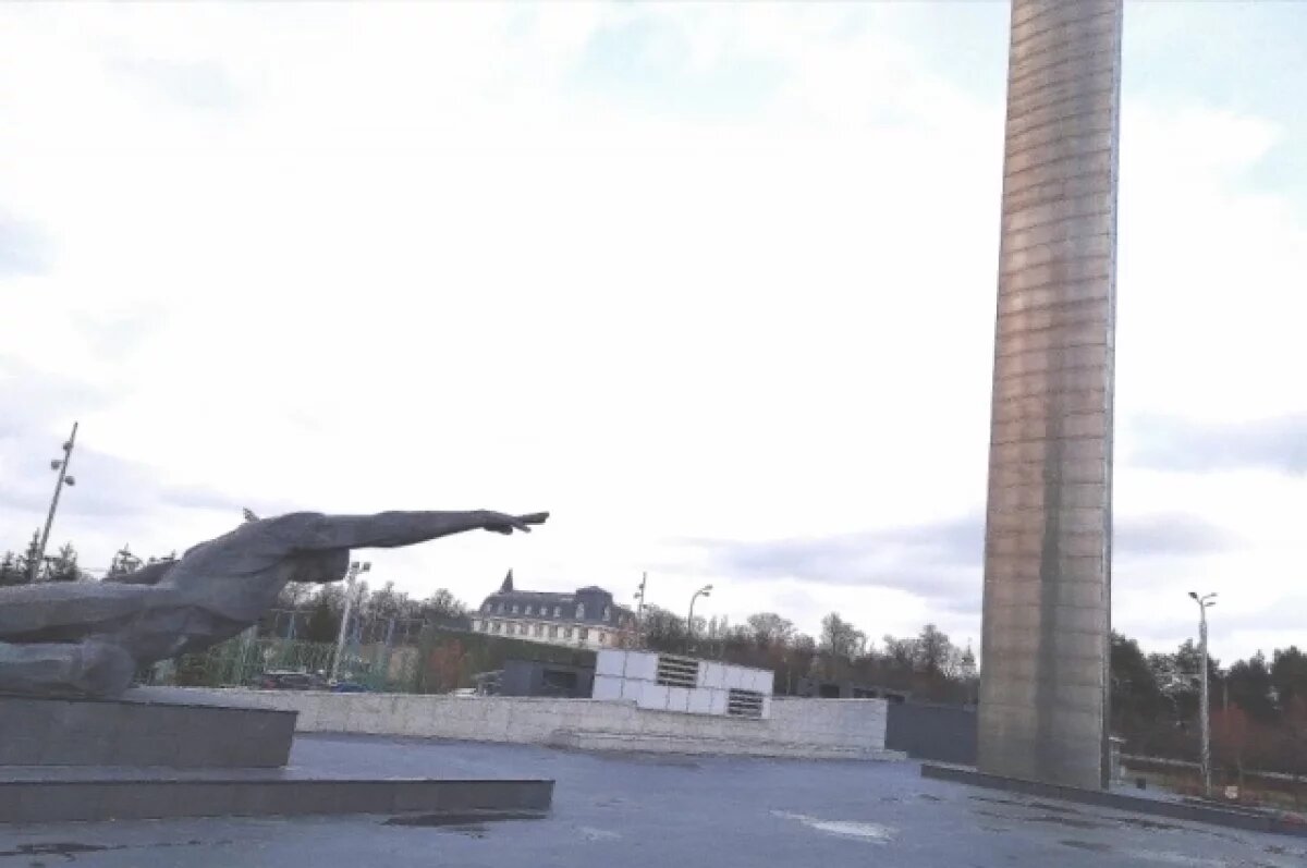    Монумент с Вечным огнем у парка имени Горького в Казани.