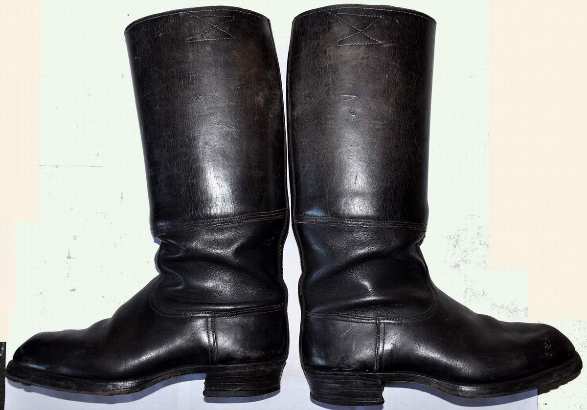 Примерно так выглядели пресловутые "испанские" каблуки. Изображение взято из открытого источника "Яндекс. Картинки".