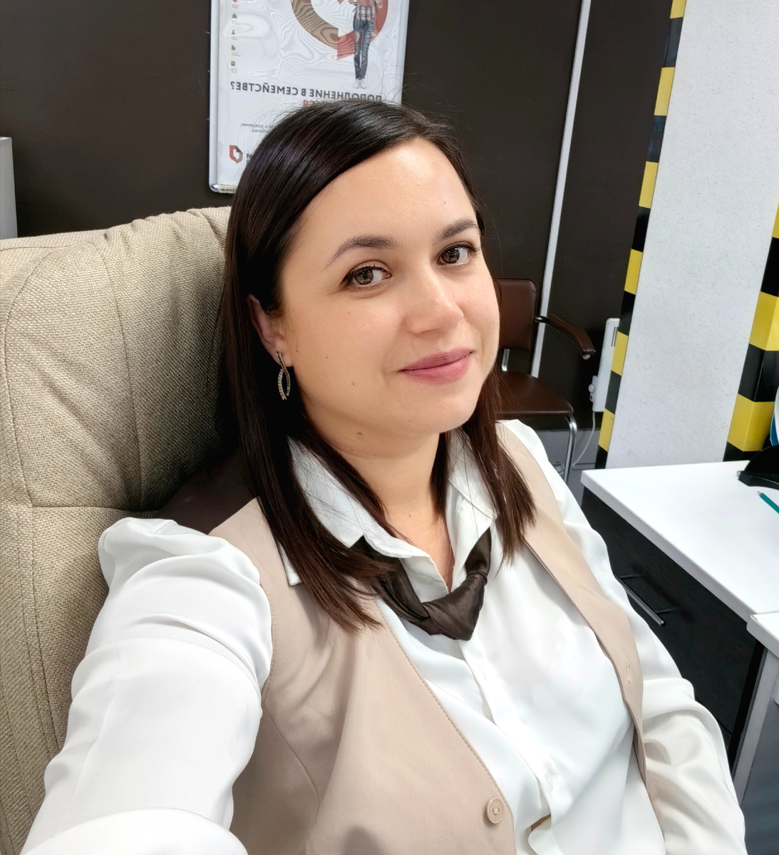 Каждый день я выгляжу примерно одинаково. Меняются только белые блузки. И вместо черных брюк я надеваю черную юбку-карандаш