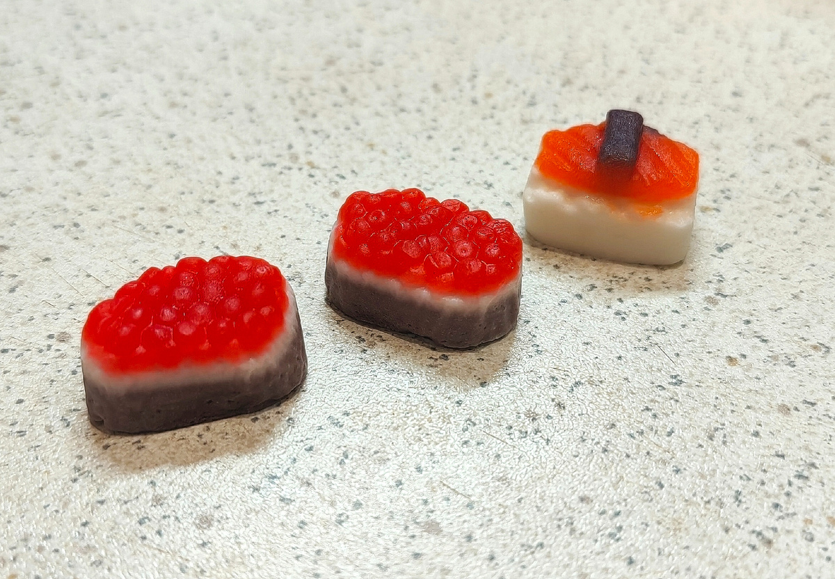 Жевательный мармелад в виде роллов. Сын захотел - папа купил)