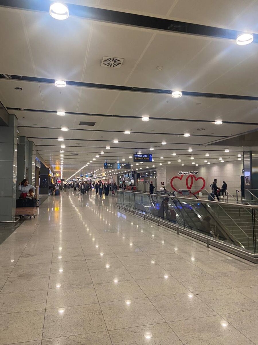 Камера хранения в аэропорту Сабиха Гёкчен в Стамбуле