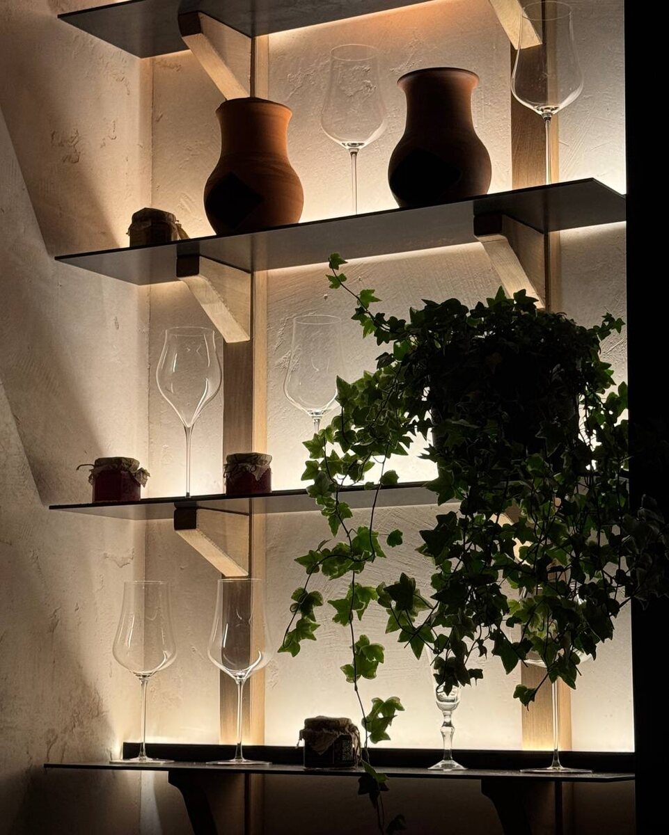 Внутри довольно минималистичный, но аутентичный интерьер