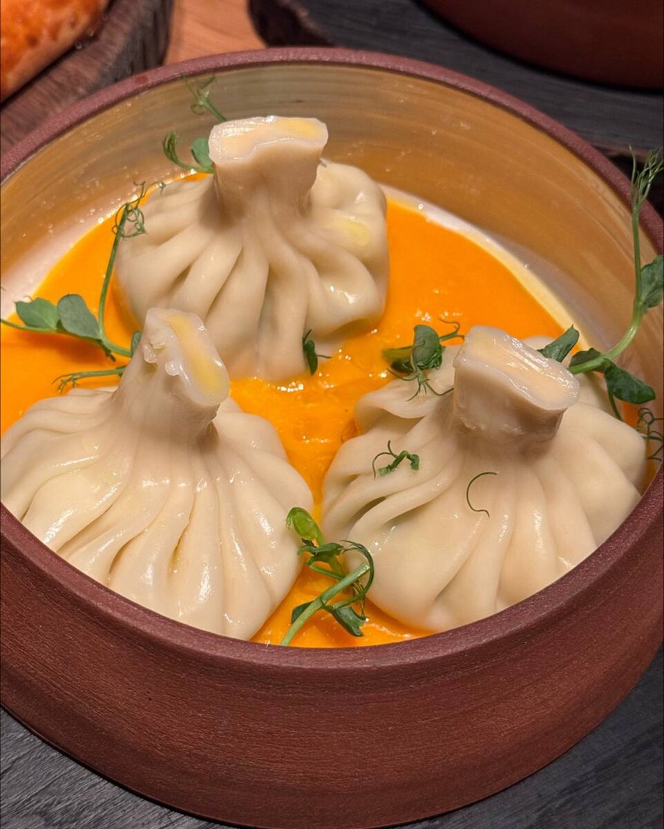 Хинкали с тыквой, шпинатом и тыквенным пряным соусом за 490₽