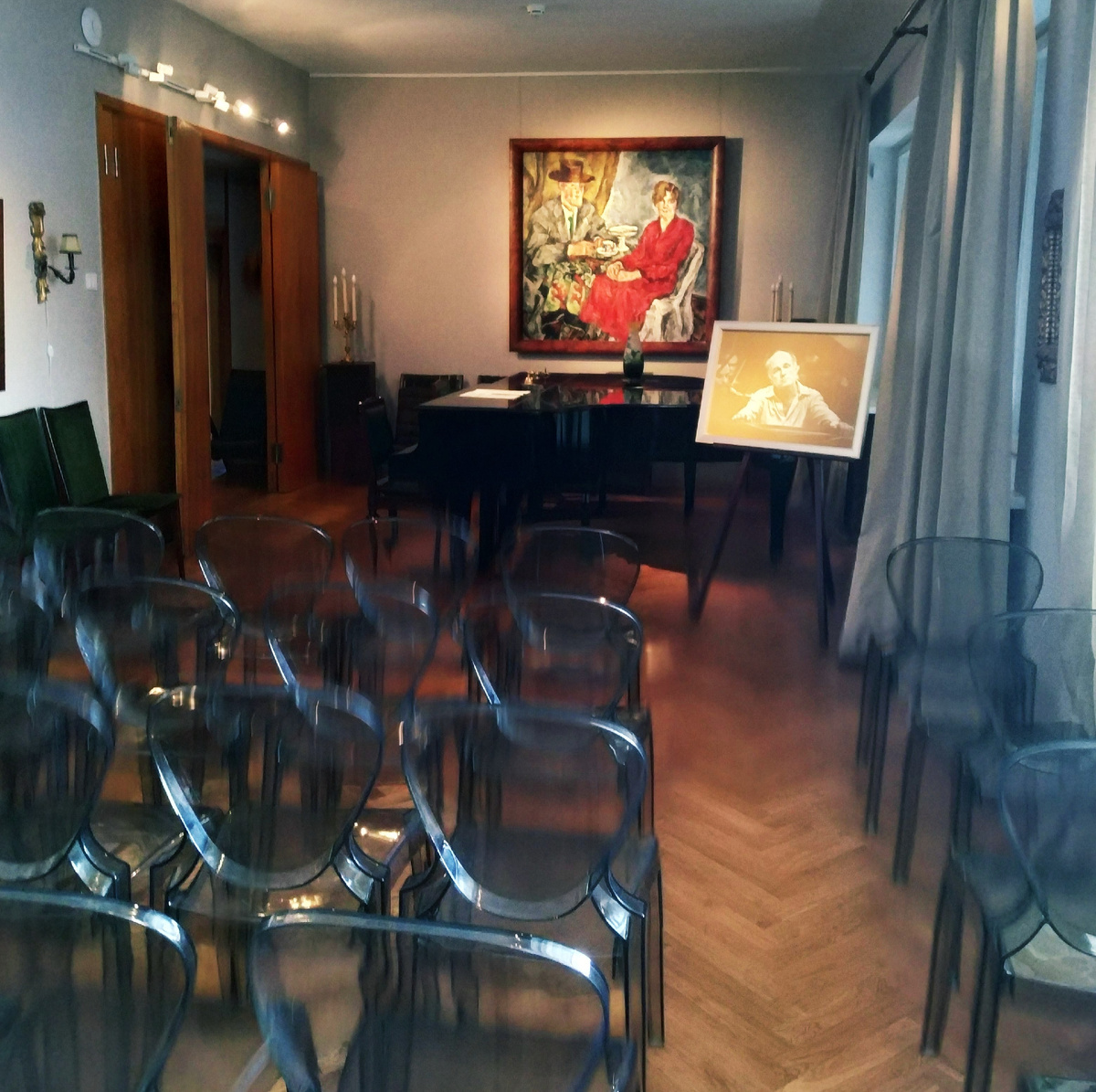 Та самая "зала" в квартире Святослава Рихтера с двумя роялями. Фото лета 2024 г.