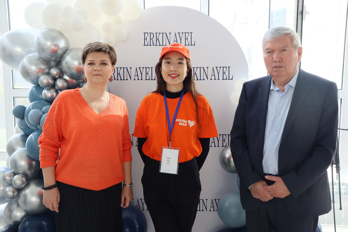 Фотография из личного архива: директор «Высшей школы медиа и межкультурной коммуникации» Бузело А.С., студентка Университета «Туран»  Найманбаева Д.З., ректор Университета «Туран» Алшанов Р. А.  