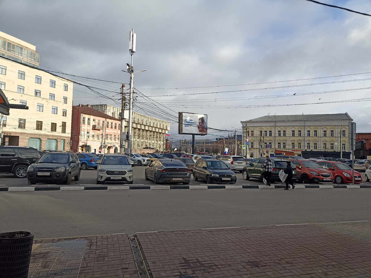 Вид от чебуречной на отель SK Royal, областную администрацию и торговый центр "Гостинный двор" 