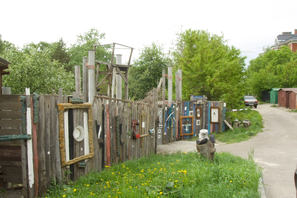 Какое-то скопление простейшего креатива на заборе какого-то из частных домов