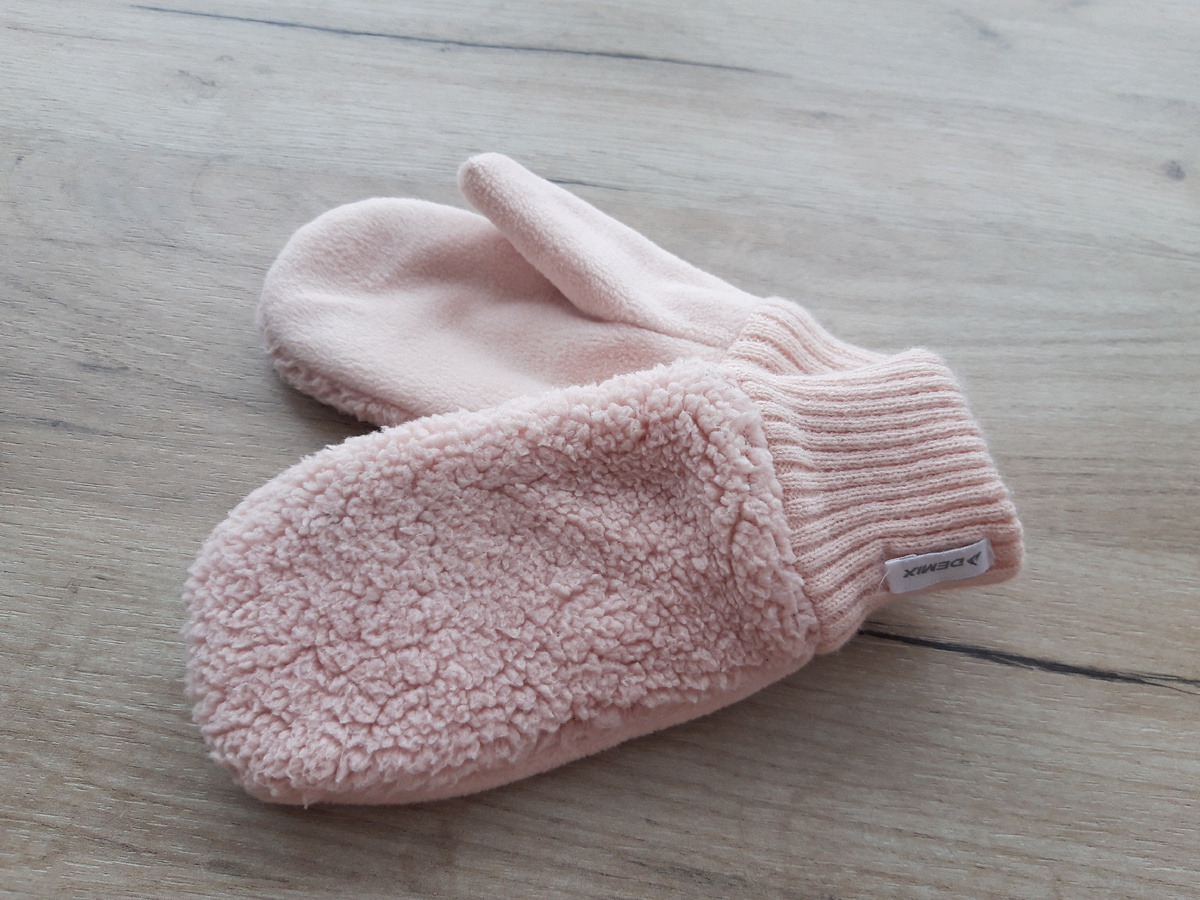 Конечно, это городской вариант. В садик такие не надеть, промокнут и испачкаются в момент. Зато очень тёплые в 0...-2° и не жарко в общественном транспорте