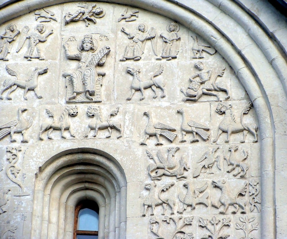 Над двумя львами сидит Царь Давид. Фото из сети Интернет.