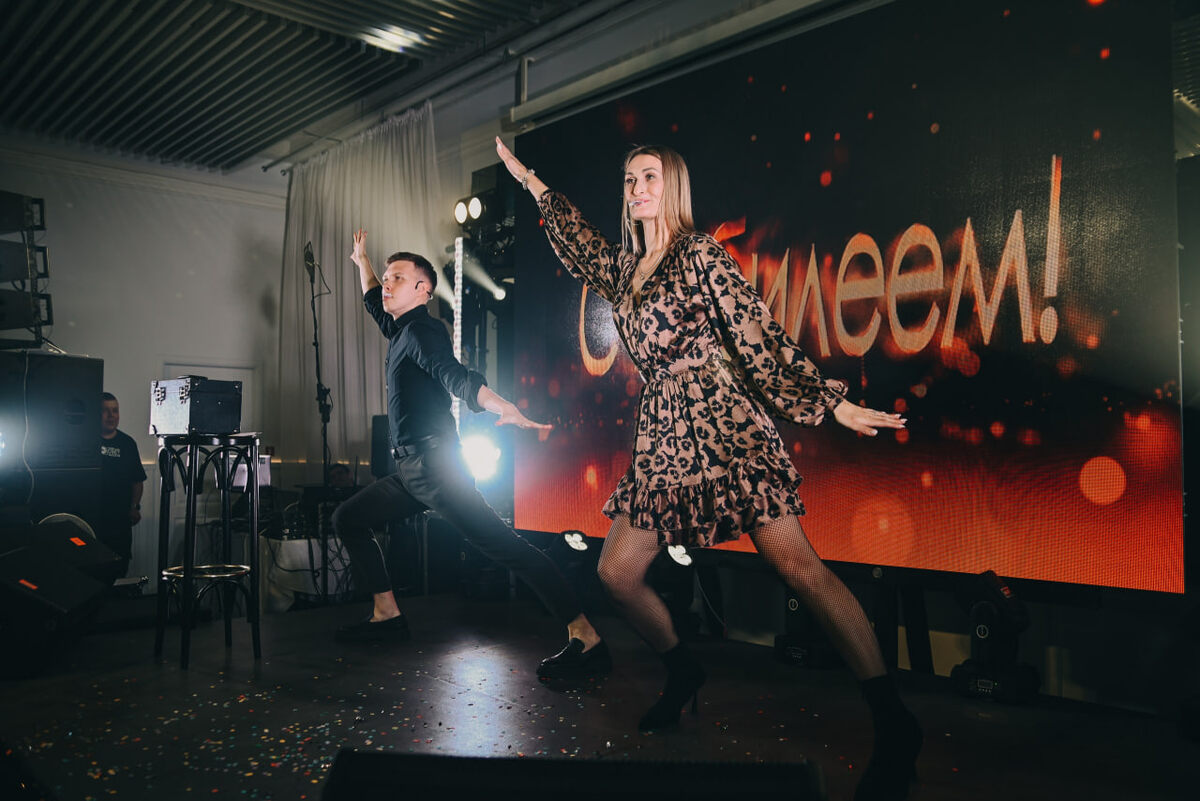 Фокусник Иван Банников выступает на юбилее в городе Курган