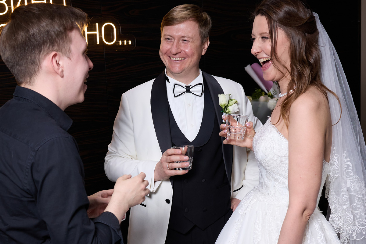 Фокусник выступает на свадьбе в Екатеринбурге (шоу артиста иллюзиониста)