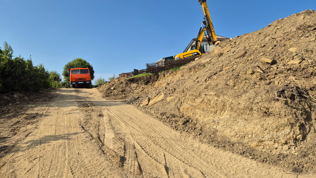 Здесь был огород,  а теперь дорога и песок