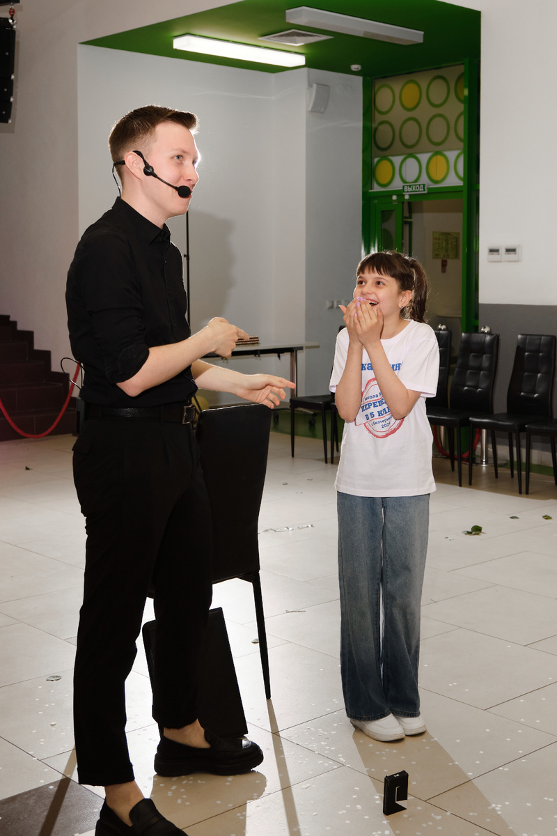 Иван Банников выступает на детском празднике - выпускном 4 класса со своим шоу фокусов, шоу фокусника, иллюзиониста