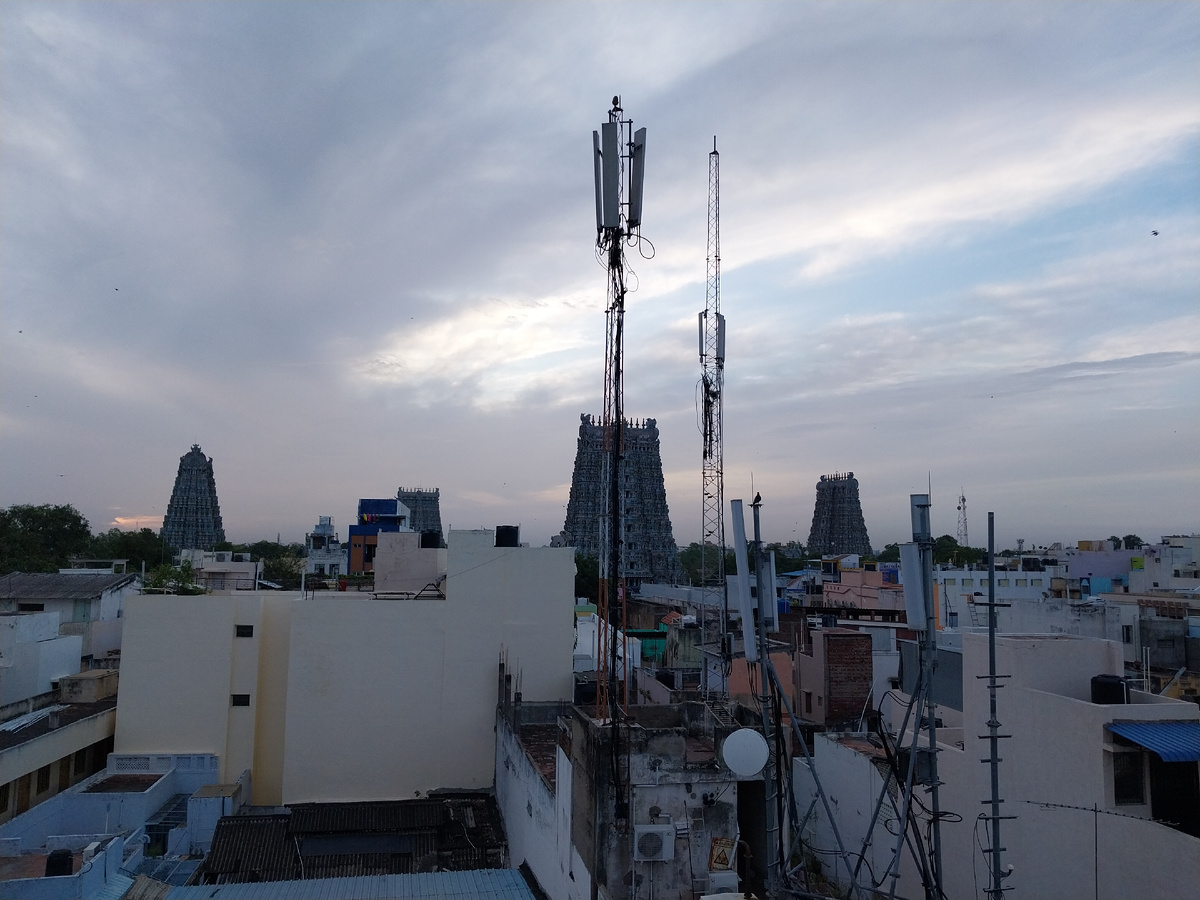 Мадурай. Вид на храм Минакши с крыши отеля "Temple View" ("Вид на храм"). Июль 2023 г.