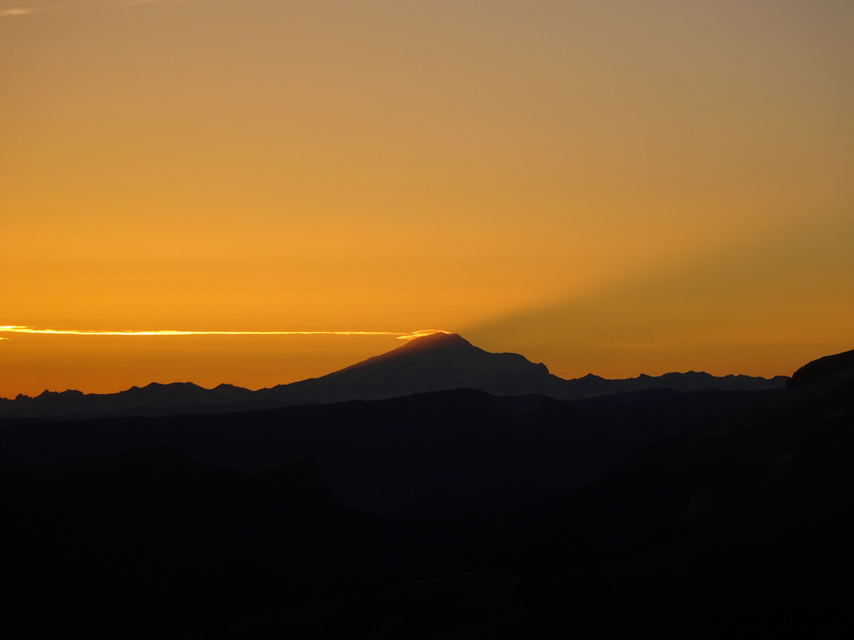 Дедушка Эльбрус отбрасывает тень на небо на восходе солнца