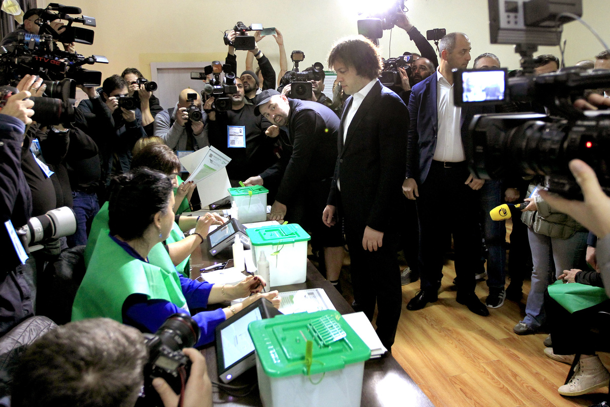     Премьер-министр Грузии Ираклий Кобахидзе получает свой бюллетень на избирательном участке во время парламентских выборов / AP / Shakh Aivazov