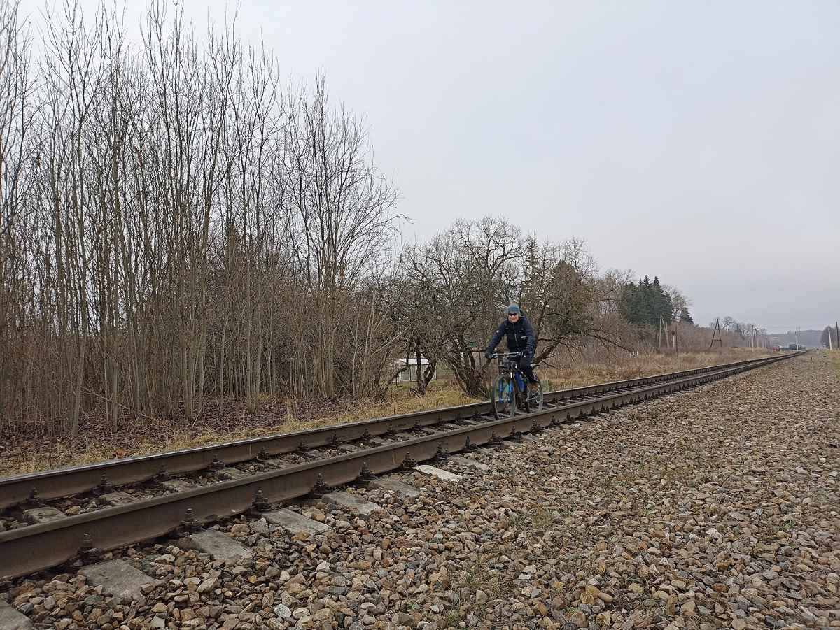 Опять по шпалам