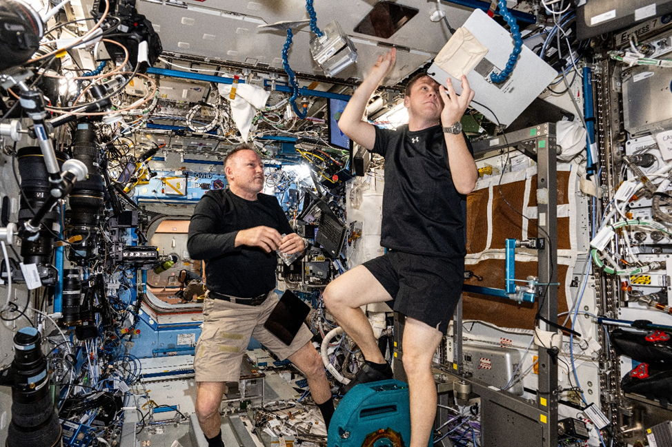 Барри Уилмор и Николас Хейг проводят медицинское обследование в ЛМ Destiny. Фото: nasa.blog.com