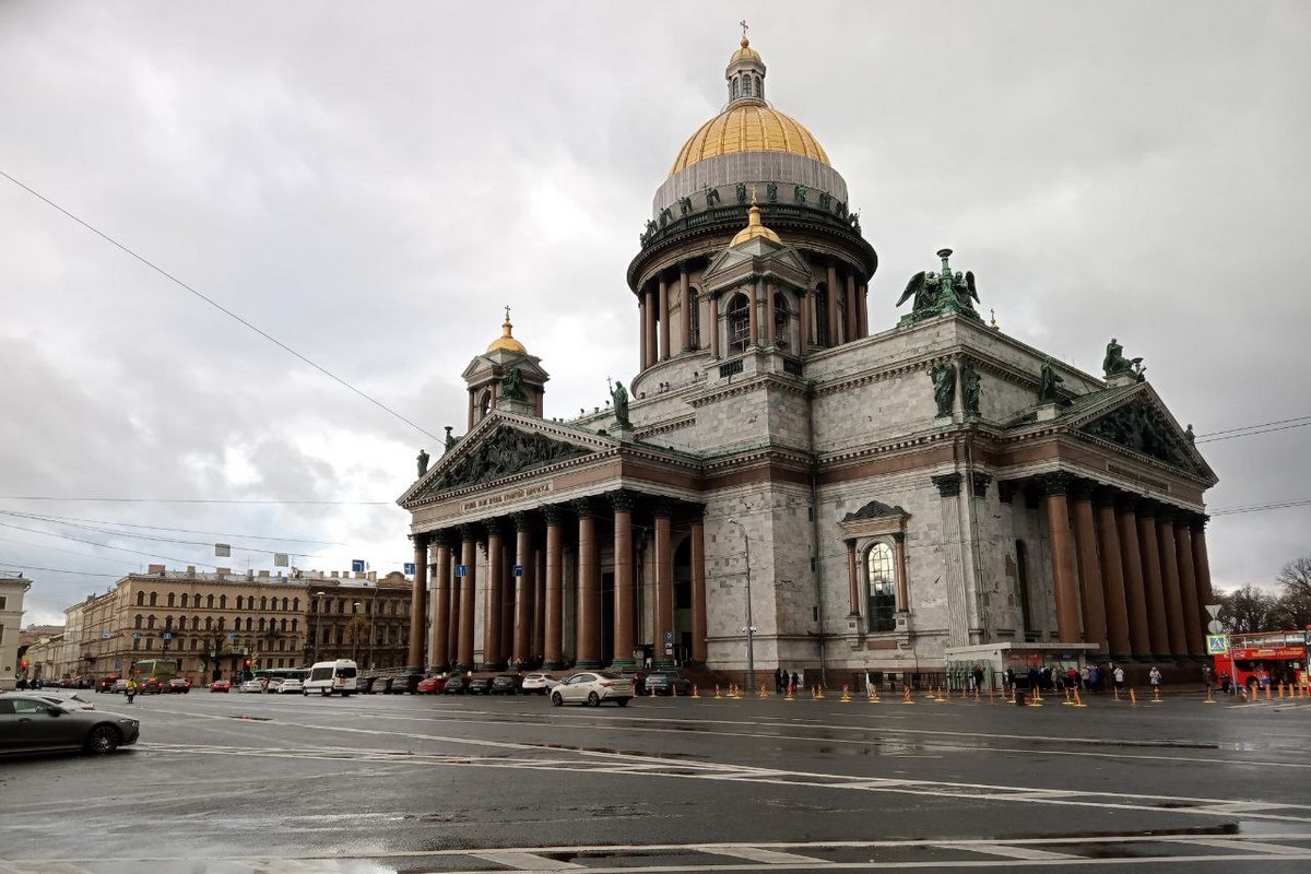    Исаакиевский собор и его знаменитая колоннада. Источник: личный архив Ксении Поляковой