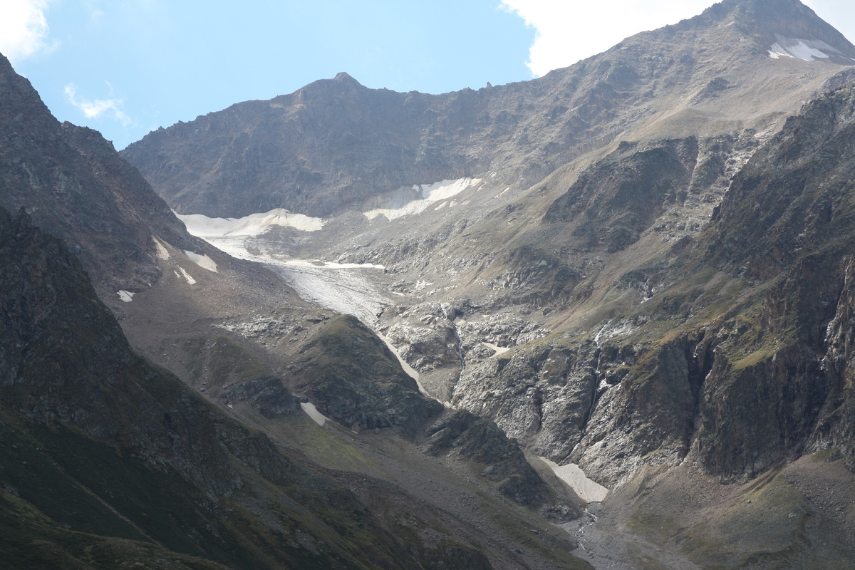 ледник Узенбоге слева от водопада. 