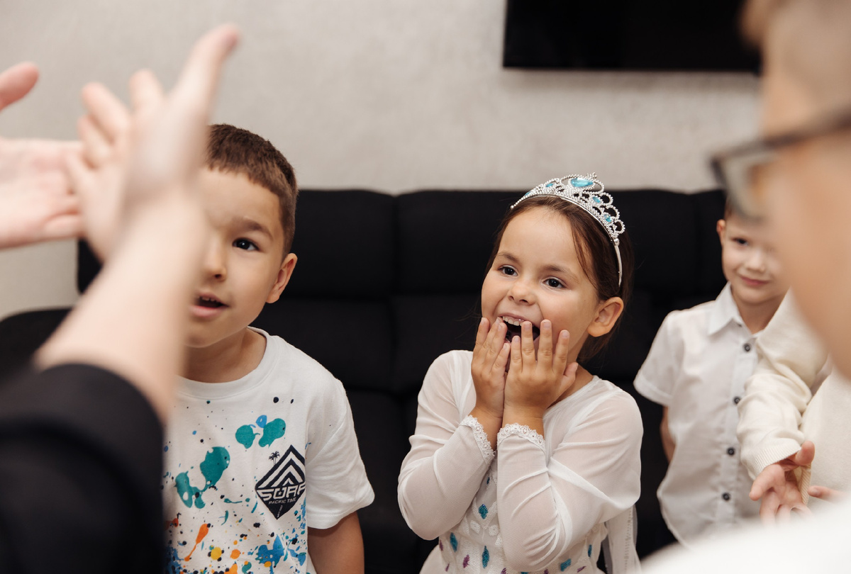 Фокусник Иван Банников удивляет детей на детском празднике