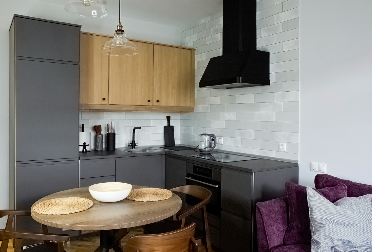 Реализованный интерьер двухкомнатной квартиры (студия дизайна Evoya Interiors)