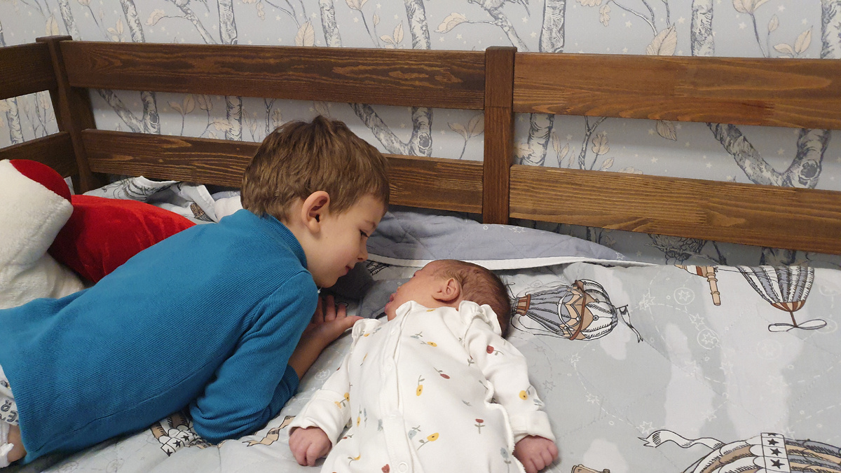 Братик с сестрёнкой. Саня все время вьётся около Агаты, а она улыбается только ему. Сразу оживляется, как только его видит