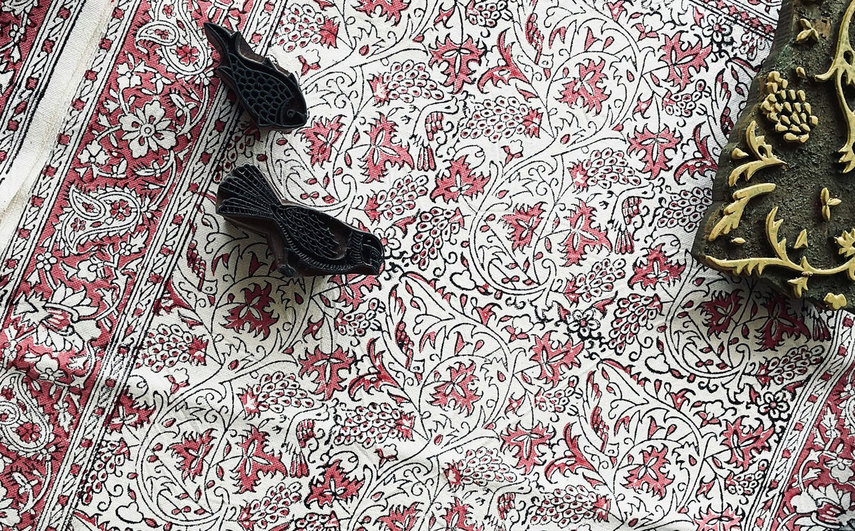 Вы не найдёте одинаковые скатерти у разных продавцов: деревянные штампы также изготавливают вручную, поэтому каждое изделие в технике каламкари уникально. Фото: Marjan Sadeghi / Unsplash
